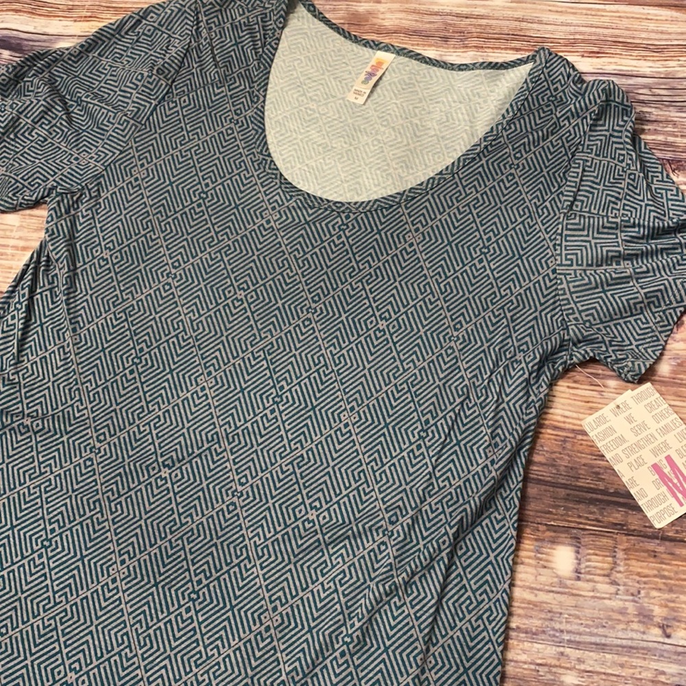 NWT Lularoe classic tee size medium